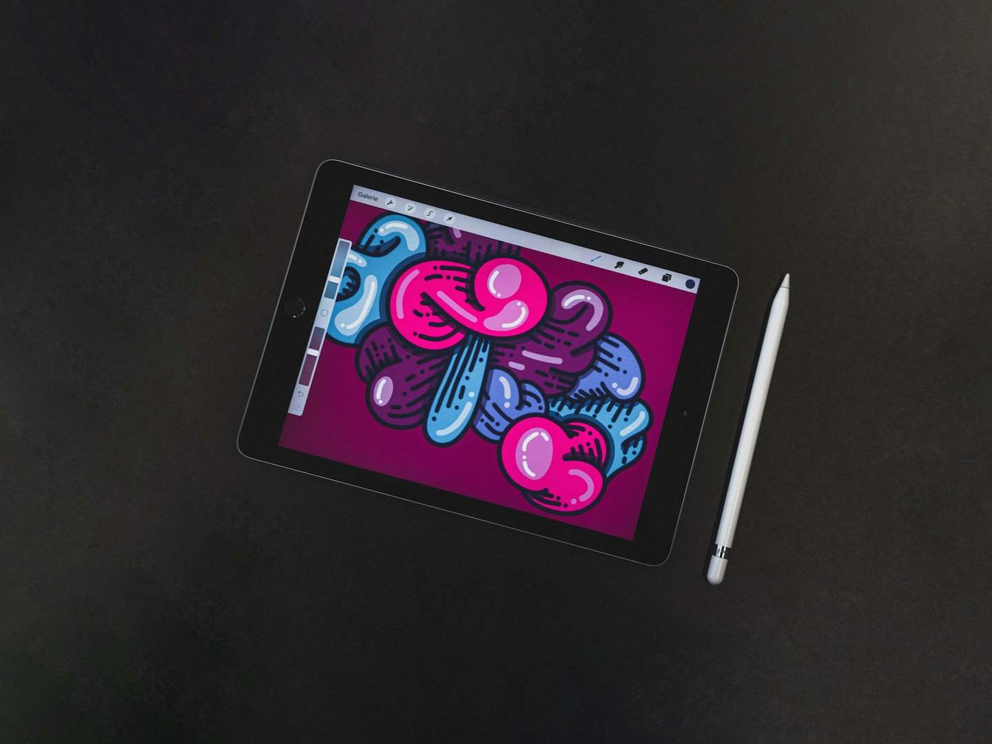 Tablet nero che mostra un'opera d'arte digitale colorata con uno stilo.